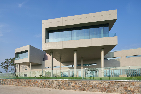 롯데건설이 시공한 세종 레이캐슬 G&R 클럽하우스 외관. <김한석 작가 제공>